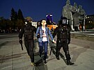 Policie zatýká demonstranta na protestu v ruském Novosibirsku. (21. záí 2022)