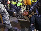 Rutí policisté v Moskv zatýkají lidi, kteí pili demonstrovat proti...