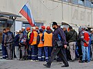 Lidé v okupovaném Mariupolu ekají ve front na odevzdání hlasu v referendu o...