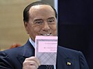 Silvio Berlusconi v Milán volí v pedasných parlamentních volbách. (25. záí...