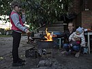 Margarita Tkaenková ped svým domem v Izjumu pipravuje dtem na ohni jídlo....