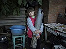 Sedmiletá Veronika Tkaenková drí kus rakety Grad, která zasáhla dm její...