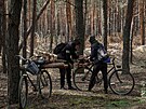 Lidé u ukrajinského Izjumu sbírají v lese devo na topení. (25. záí 2022)