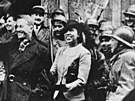 Maurice Chevalier a Josephine Bakerová na front mezi francouzskými vojáky, asi...