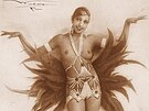 Sporé kostýmky, velmi sporé. Postupn vak Josephine Bakerová erotickou linku...