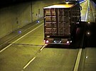 Ohro�en� v Brn�. Kamion se ��til tunelem v protism�ru, ochrann� syst�m...