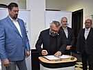 Primtor Frdku Mstku Petr Kor (Nae msto FM) podepisuje koalin smlouvu,...