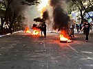 Íránci a Íránky protestují v ulicích Teheránu poté, co zemela zatená Mahsá...