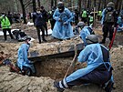 Ukrajintí záchranái, policisté a experti pi exhumaních pracích na masovém...