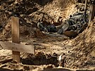 Exhumované tlo z masového hrobu, objeveného v osvobozeném mst Izjum na...