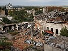 Zniené domy a auta ve mst Izjum na Ukrajin. (20. záí 2022)