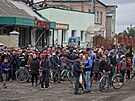 Lidé z vesnice Verbivka v Charkovské oblasti ekají na humanitární pomoc. (13....
