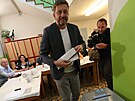 Ministr vnitra Vít Rakuan volil mateské kole Bachmaská v Kolín. (23 záí...
