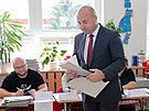 Volební lídr ANO Roman Zarzycký odevzdal svj hlas ve volební místnosti na...
