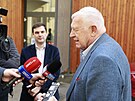Exprezident Václav Klaus volí v Praze na Základní kole Klapkova. (23. záí...