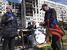Lidé hlasují v improvizovaném volebním stánku v ruském referendu o pipojení...
