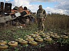 Ukrajinský voják zkoumá ruské protitankové miny poblí osvobozeného msta...
