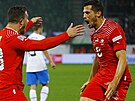 výcarský záloník Freuler (vpravo) a Shaqiri se radují v utkání Ligy národ...