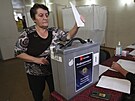 ena z Luhanské oblasti odevzdává svj hlas v referendu o pipojení k Rusku ve...