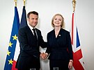 Francouzský prezident Emmanuel Macron s britskou premiérkou Liz Trussovou na...