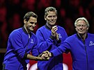 Kapitán týmu Evropa Björn Borg (vpravo) drí za ruce Rogera Federera pi...