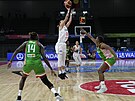 Srbská basketbalistka Kristina Topuzoviová stílí na ko Mali. Sledují jí Sika...