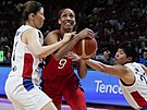 Americká basketbalistka Aja Wilsonová proniká korejskou obranou.