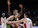 Australská basketbalistka Lauren Jacksonová bojuje s kanadskou pesilou.