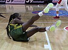 Australská basketbalistka Ezi Magbegorová padá v zápase s Kanadou.