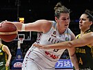 Belgická basketbalistka Kyara Linskensse snaí obejít Mariannu Toloovou z...