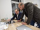 Janové Hrabal a Nadrchal sledují volební výsledky.