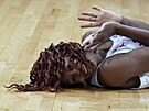 Japonská basketbalistka Stephanie Mawuliová po pádu na palubovku