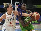 Malijská basketbalistka Maimouna Haidaraová (vpravo) pod tlakem Jovany Nogiové...
