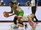 Malijská basketbalistka Djeneba N'Diayeová (vlevo) uniká padající Srbce Neven...