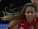 Portorická basketbalistka Arella Guirantesová v zápase s ínou