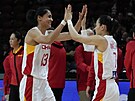 ínské basketbalistky Dilana Dilixiatiová (vlevo) a Jang Li-wej se radují.