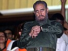Fidel Castro kontroluje hodinky bhem koncertu Manic Street Preachers v Havan....