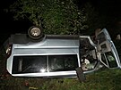 Auto skonilo na stee v pkopu nedaleko Rychnova nad Knnou. (19. 9. 2022)
