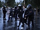 Ruská policie v Moskv zasahovala proti protestujícím proti vyhláené ástené...