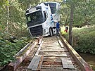 Kamion uv�zl na d�ev�n�m most� p�es �eku M�i na okraji osady �st� u Ko�ova na...
