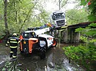 Dv� specializovan� firmy vypro��ovaly kamion uv�zl� na mostku v lese u Ko�ova...