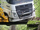 Dv� specializovan� firmy vypro��ovaly kamion uv�zl� na mostku v lese u Ko�ova...