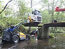 Dv� specializovan� firmy vypro��ovaly kamion uv�zl� na mostku v lese u Ko�ova...