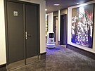 Hotelový robot v praském hotelu Orea jezdí sám výtahem. (21. záí 2022)