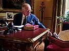 Král Karel III. s erveným kufíkem s vládními dokumenty v Buckinghamském...