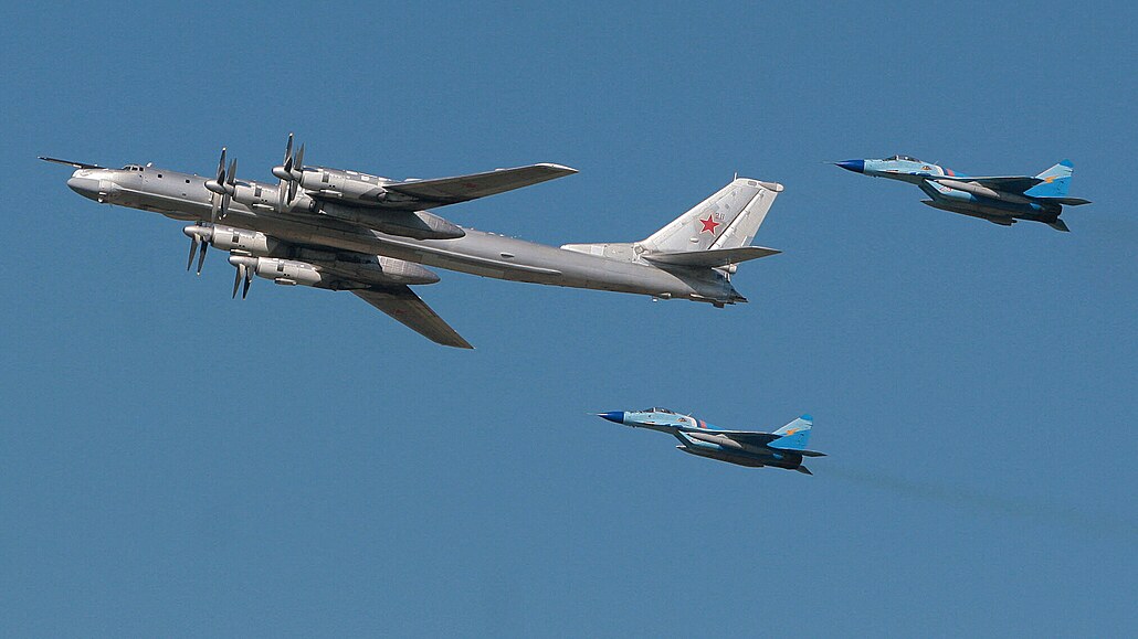Ruský strategický bombardér schopný nést jaderné zbraně Tu-95