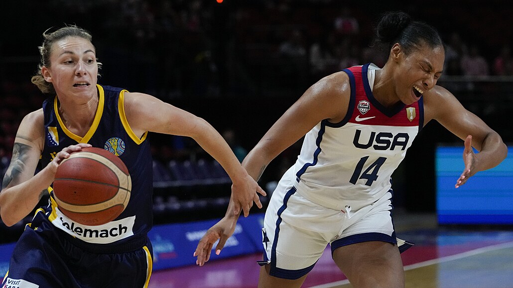 Vlevo je Matea Tavi�ová z Bosny a Hercegoviny, vpravo americká basketbalistka...