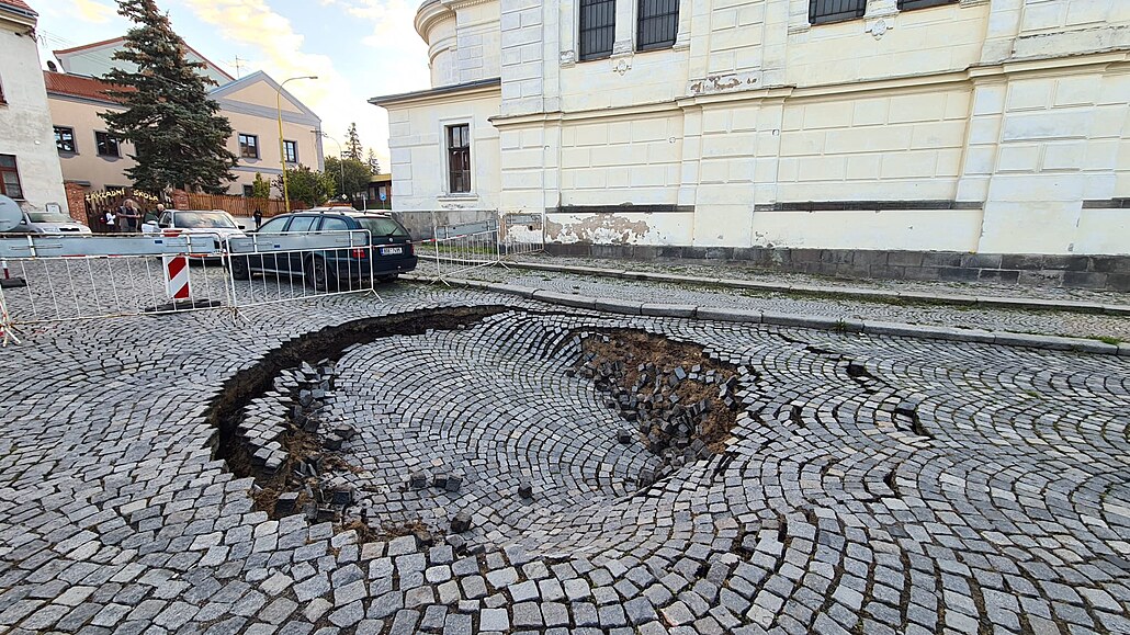 U kostela v Píbrami se propadla dlaba. (22. záí 2022)