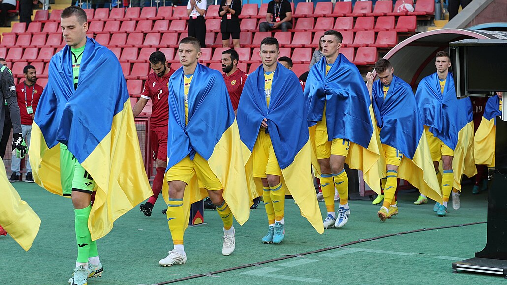 Ukrajinští fotbalisté nastupují k utkání Ligy národů proti Arménii.