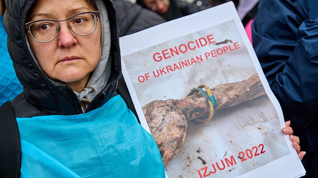 ena na demonstraci v Berlín drí snímek, na kterém je ruka ukrajinského...